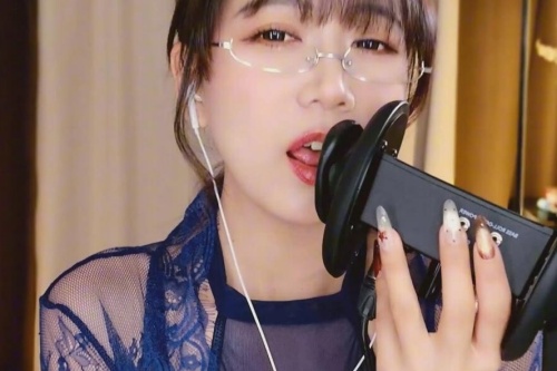 深夜电台般的温馨陪伴,华源任的声音疗愈之旅